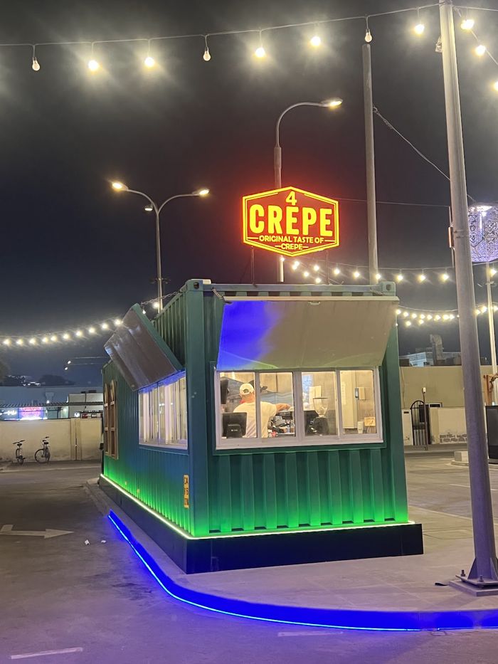 4Crepe truck exterior at night